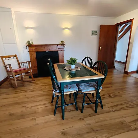 Erin House - Seconds Walk From Village Prázdninový dům
